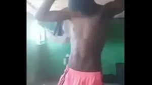 Genç eşcinsel twink gösterileri arasında onun büyük çük