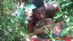 Popüler bir milyonerin oğlu olarak, afrikalı bir köy kızını becerdim ve o beni ormanda gezdirdi ve köyün ıslak amından gerçekten zevk aldım { ikinci bölüm, xvideo kırmızı tam video }