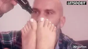 La troia dal culo grosso Ariana Van X viene applaudita da un grosso cazzo nero nella sua succosa figa venezuelana dopo essere arrivata nella sua stanza solo per scoprire che il ragazzo è nel suo letto - ostello arrapato
