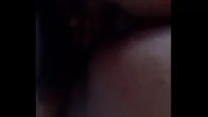 Mazi'nin büyük kıçı büyük bir siyah horoz üzerinde sekiyor