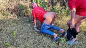 Latina Babe zostaje z grubsza pieprzony w lesie