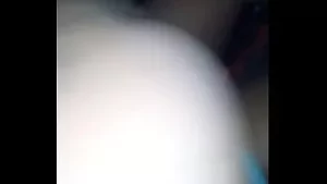 Ma belle soeur me chevauche pendant que ma mère dans la pièce voisine