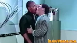 Офисный ебарь обменивается головами с черным мужиком с большой елдой перед тем, как кончить