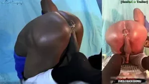 2 xl buttplugs ..een in de mond en de andere verdwijnt in zijn losse verdomde bro poosy (ass pussy) zoals ... wtf - ass monkey theamofficial.com voor de volledige video
