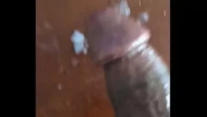 Толстушка мастурбирует с большим черным дилдо во время просмотра порно