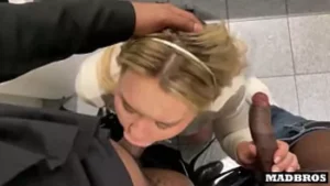 Vollbusige blonde Sekretärin, die mit interracialer Dreier der Aufzugsbegegnung eingegangen ist
