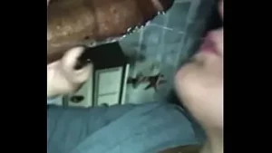 Une chienne blanche suce une grosse bite noire et bâillonne sur la tête bâclée du pénis