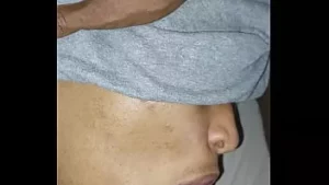 通过年轻的年轻男同热嘴为我提供动力