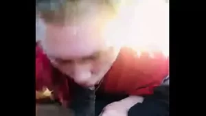 Beyaz genç, ailesinin evinin önünde arabada kafasını veriyor