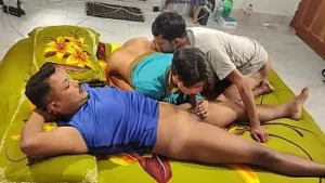Geweldige hete desi trio seks! hete slet bhabhi vs twee jongens