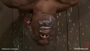 Negro travesti y obligado chico mamada