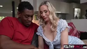 Lustful Stepmom Lilly James在多个职位上服用了BBC的Creampie
