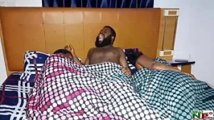 Ze werd wakker en betrapte ons terwijl we in hetzelfde bed aan het neuken waren