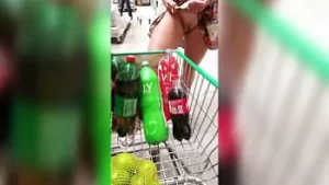 Il dilettante tettoso riceve un cazzo anale da una BBC in pubblico