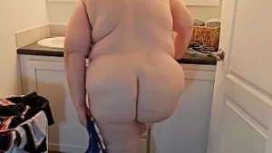 مسكت سباكًا منحرفًا وهو يستنشق اللباس الداخلي القذر في الحمام، ودعه يستنزف نائب الرئيس على وجهي