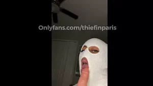 Le couplet masqué joue avec des jouets et mange du sperme