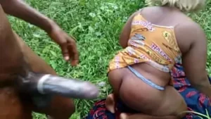 Outdoor -Pornostar Patricia Joy reitet Afrikaner Big Dick